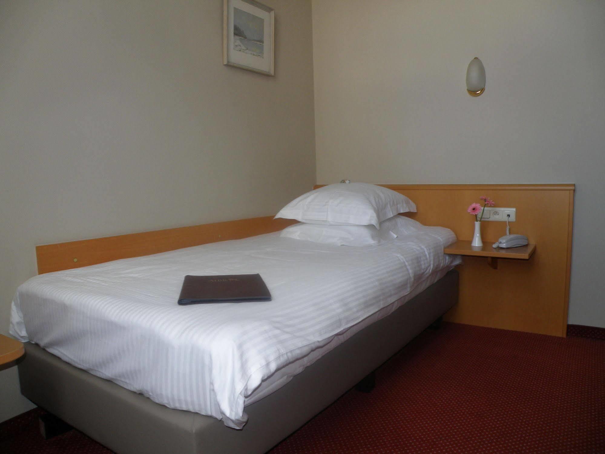 Albion Hotel Іпр Екстер'єр фото