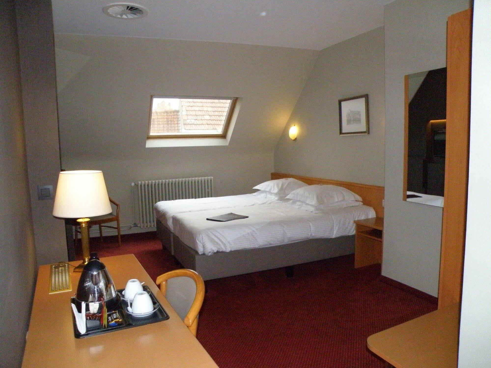 Albion Hotel Іпр Екстер'єр фото